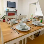 Platform Fishing Quarter Apartment 1 With Free Street Parking